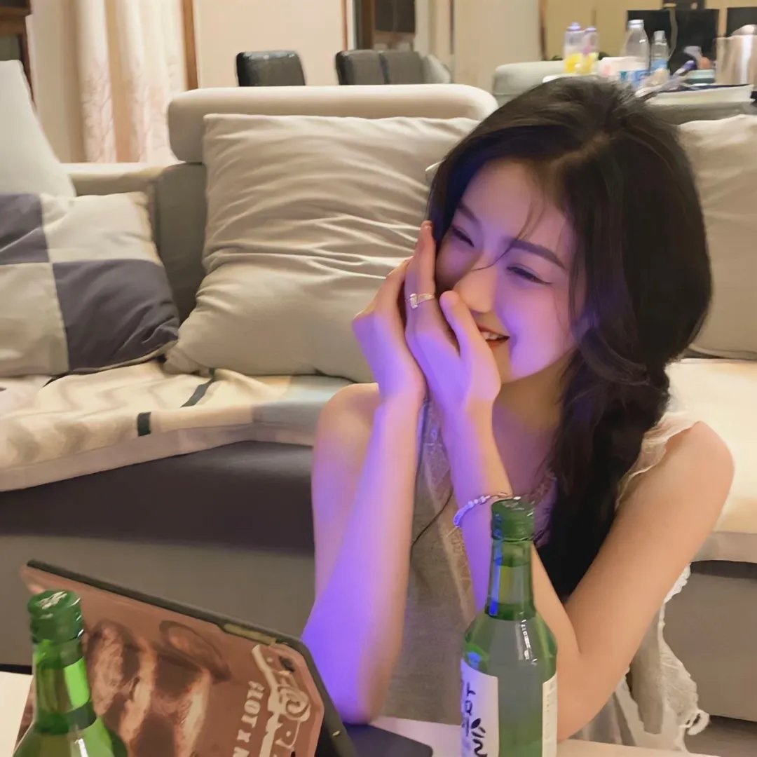 顶流女星表情包火出圈，短时间内内幕曝光，双方工作室齐声否认